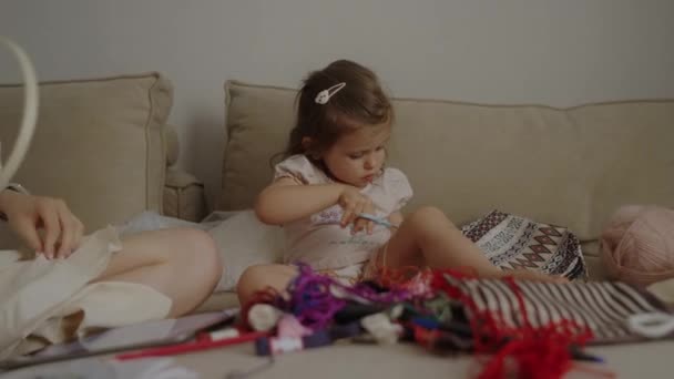 Petite Fille Mignonne Concentrée Engagée Dans Couture Maison Assise Sur — Video