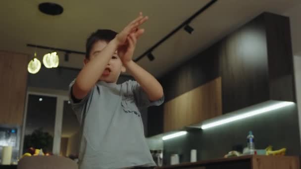 Garçon Jouant Seul Avec Lui Parlant Agressivement Gesticulant Avec Ses — Video