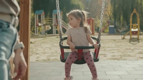 Urocza Dziewczyna Huśtawka Huśtawce Zabawy Mamusią Placu Zabaw Parku Szczęśliwego — Wideo stockowe