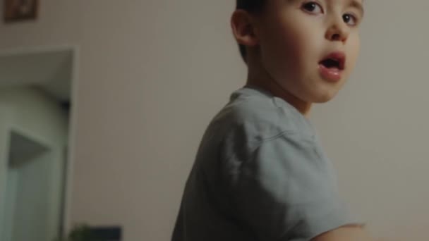 年轻的高加索男孩在家里放松一下 一个人站在客厅里摆姿势 享受家庭医疗活动 — 图库视频影像