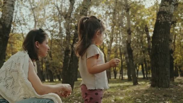 Genç Anne Kızı Yaz Kıyafetleri Içinde Gülümsüyor Birlikte Zaman Geçiriyorlar — Stok video