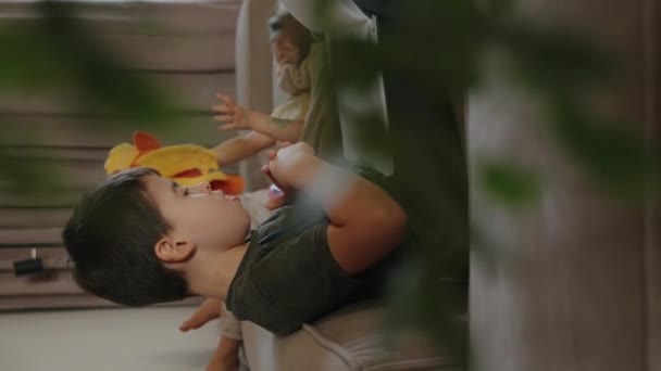 Veselý Chlapec Dělá Domácí Úkoly Zatímco Sedí Doma Gauči Přes — Stock video