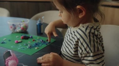 Sensör kinetik oyuncak oyun hamuruyla oynayan beyaz bir kız bebek. Küçük çocuklar için el beyin gelişimi aktivitesi.