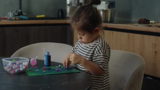 カラフルなモデリングの粘土で遊ぶ小さな女の子が描き出します カラフルな粘土で遊んでいる子供 ホメイド ナビリン ガールモールディングモデリング粘土 — ストック動画