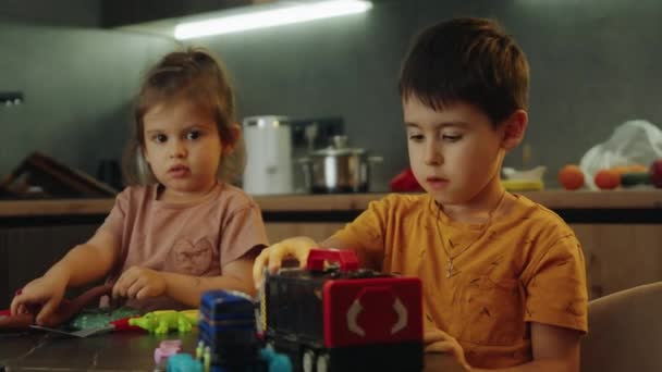 Маленький Мальчик Девочка Играют Красочными Игрушками Занимаются Творческой Воспитательной Деятельностью — стоковое видео