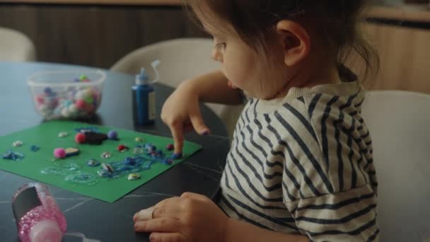 Cute Dziewczynka Dziewczynka Kaukaskie Dziecko Bawiące Się Czujnikiem Kinetyczna Zabawka — Wideo stockowe