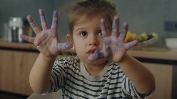 Küçük Kız Kameraya Avuçlarını Mavi Plastikle Kirletiyor Kreş Yaratıcı Çocuklar — Stok video