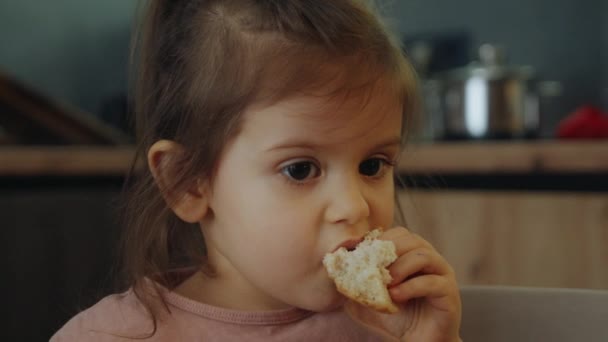 Feliz Niña Linda Disfrutando Comer Pan Desayuno Cocina Casa Niña — Vídeos de Stock
