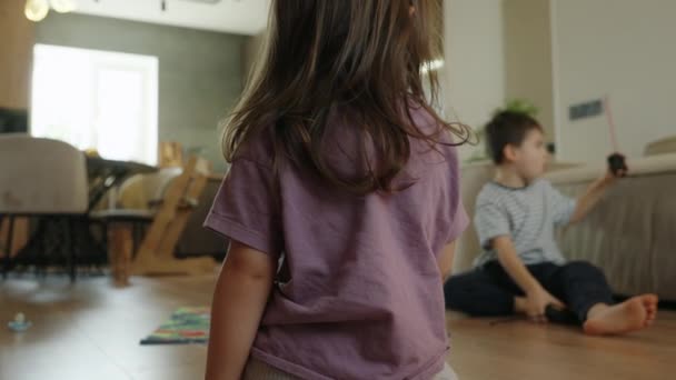 쾌활한 아이들이 바닥에 감정적으로 있습니다 집에서 스트레스 시간을 즐기기 — 비디오