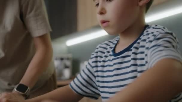 Семья Мать Мальчик Пекарь Булавочным Тестом Помогающие Печь Печенье Домашней — стоковое видео