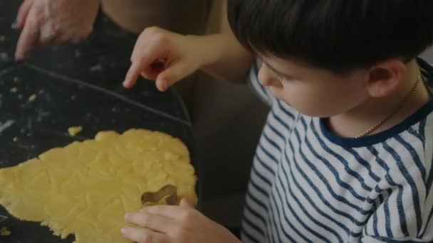 Moeder Kind Jongen Koken Koekjes Hebben Plezier Keuken Zelfgemaakt Eten — Stockvideo