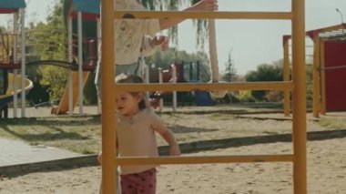 Anne ve kızı yazın oyun parkında. Aile oyunu. Mutlu aile için park et. Birlikte iyi hafta sonları..