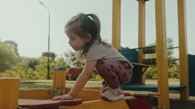 Çocuk parkında aktif küçük bir kız. Yaz, çocukluk, eğlence ve insanların konsepti - çocuk parkında mutlu küçük kız.