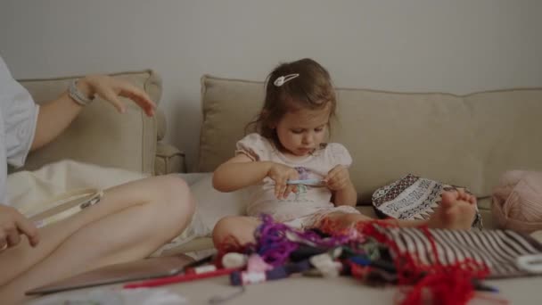 Menina Bonito Sentada Perto Sua Mãe Fazendo Atividade Artesanal Felicidade — Vídeo de Stock