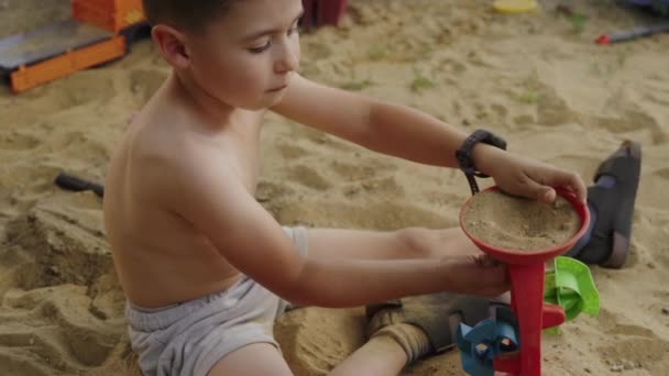 Potret Anak Lucu Yang Bermain Bak Pasir Kegiatan Kreatif Luar — Stok Video