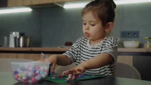 Malá Holka Baví Být Kreativní Hrát Slizké Bubliny — Stock video