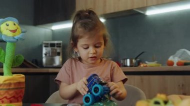 Çocuklar evde oyuncak arabalarla oynuyorlar. Mutlu aile öncesi eğitim konsepti. Evde bebek bakıcılığı yapan çocuk yuvası