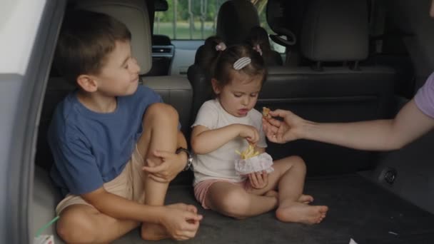 Голодные Мальчик Девочка Едят Вкусные Закуски Багажнике Семейного Автомобиля Концепция — стоковое видео