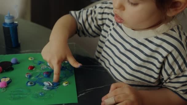 小孩子的手玩泥巴玩具 做黏液 — 图库视频影像