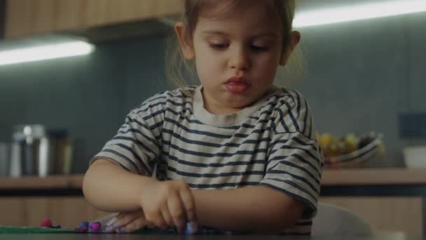 Очаровательная Маленькая Девочка Играет Красочными Смешными Слизняками Столом Липкая Игрушка — стоковое видео