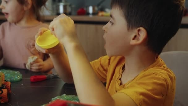 Маленький Хлопчик Дівчинка Граються Колекцією Іграшок Столі Транспортні Рятувальні Іграшки — стокове відео