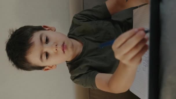 Молодий Маленький Веселий Хлопчик Пише Олівцем Книжці Сидячи Дивані Родина — стокове відео