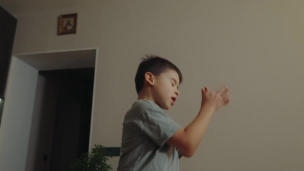 Смішний Хлопчик Сидить Один Будинку Граючи Створюючи Обличчя Створюючи Звуки — стокове відео