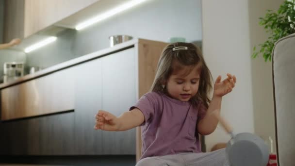 Gelukkig Kaukasisch Dochtertje Spelen Met Keuken Speelgoed Thuis — Stockvideo