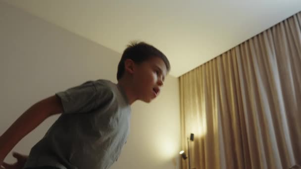 Pojken Leker Ensam Hemma Gestikulerar Och Pratar Med Sig Själv — Stockvideo