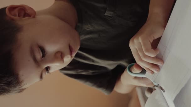 Kleine Jongen Snijdt Vormen Uit Blanco Papier Kinderen Zijn Creatief — Stockvideo