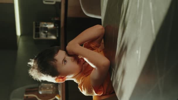 Сонний Білий Хлопчик Сидить Кухонним Столом Чекаючи Їжі Дитинство Здорові — стокове відео