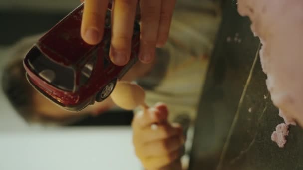 Αγοράκι Παίζει Κόκκινο Αυτοκινητάκι Στο Σπίτι Εκπαιδευτικά Παιχνίδια Φίλοι Απολαμβάνουν — Αρχείο Βίντεο