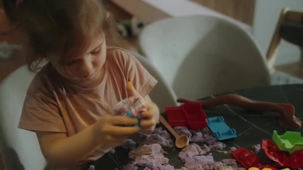 一个小女孩在玩五颜六色的塑料碎片 儿童艺术活动 优秀的运动技巧 创造力和业余爱好 幼儿的感官游戏 — 图库视频影像
