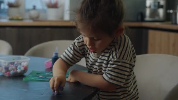 Klein Meisje Spelen Met Kleurrijke Kleverige Elastische Plasticine Zelfgemaakte Plasticine — Stockvideo