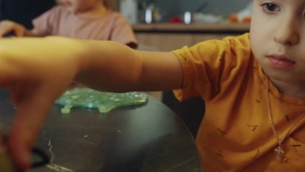 Schattig Meisje Jongen Spelen Met Auto Plasticine Tafel Thuis — Stockvideo
