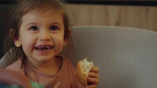 Fetiță Amuzantă Așezată Scaun Bucătărie Mâncând Pâine Micul Dejun Într — Videoclip de stoc