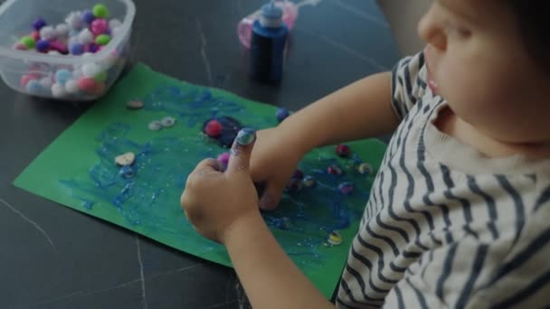 3歳の女の子が自宅のテーブルに座りながらスライムで遊んでいました 子供たちに優れたモータースキルと創造性を発展させるおもちゃ — ストック動画