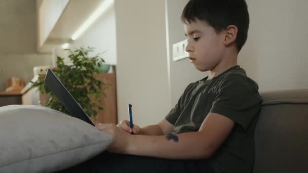 Adorable Chico Caucásico Escribiendo Cuaderno Sentado Sofá Sala Estar Desarrollo — Vídeos de Stock