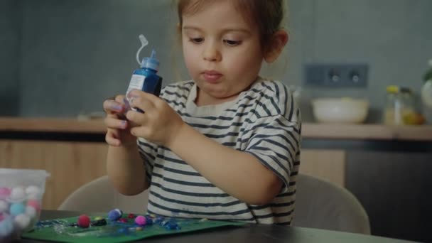 小高加索女孩和粘土玩在家里的桌子上 创造力和业余爱好概念 — 图库视频影像