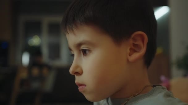 Roztomilý Malý Chlapec Hraje Sám Moderním Domě Šťastné Dítě Těší — Stock video