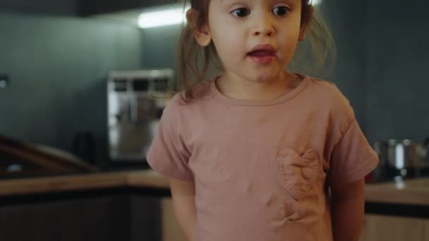 Цікава Маленька Дівчинка Дивлячись Навколо Неї Стоячи Кухні — стокове відео