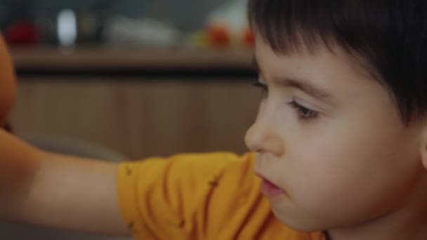 Vista Cerca Niño Cinco Años Jugando Con Limo Mientras Está — Vídeo de stock