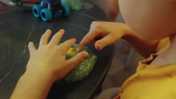 Uroczy Chłopiec Bawiący Się Szlamem Tworzenie Zabawek Dla Dzieci — Wideo stockowe