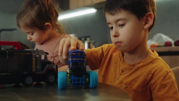 Двое Милых Маленьких Детей Играют Разноцветные Игрушки Машин Маленькие Дети — стоковое видео