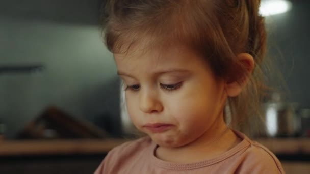 Primer Plano Una Niña Masticando Con Boca Desayuno Para Niños — Vídeo de stock