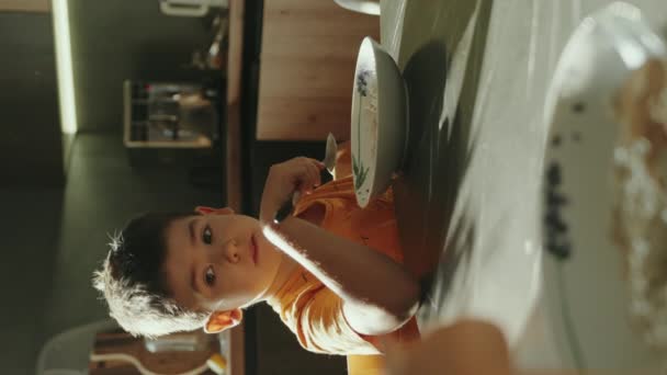小さな子供は学校の前に朝食を楽しんでいる 子供のコンセプトの朝のルーチン — ストック動画