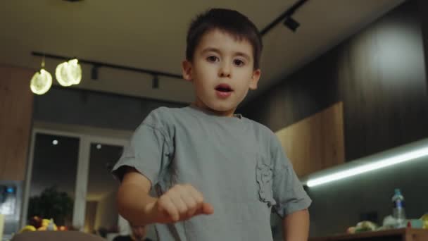 小男孩一个人在家里玩 给自己打手势 — 图库视频影像