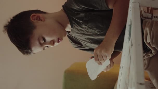 Чарівний Хлопчик Весело Грає Вчиться Розвивати Навички Маленька Дитина Домашнього — стокове відео