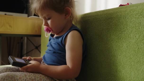 Baby Mädchen Hause Auf Dem Sofa Sitzend Und Mit Einem — Stockvideo