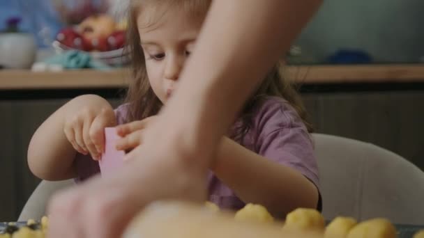 Kislánya Sütési Munkálatokat Végez Egy Hangulatos Modern Konyhában Péksüteménykészítés Családi — Stock videók